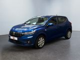 Une voiture bleue est garée dans une pièce aux murs blancs