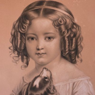 portrait d'une jeune fille tenant un chien dans ses bras