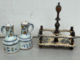 trois pièces de poterie différentes posées sur une table