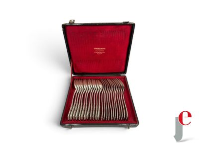 un coffret contenant de l'argenterie sur une surface blanche