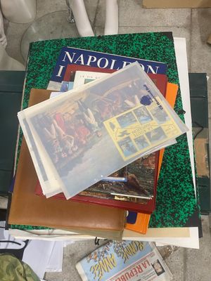 une pile de livres posée sur une table à côté des toilettes