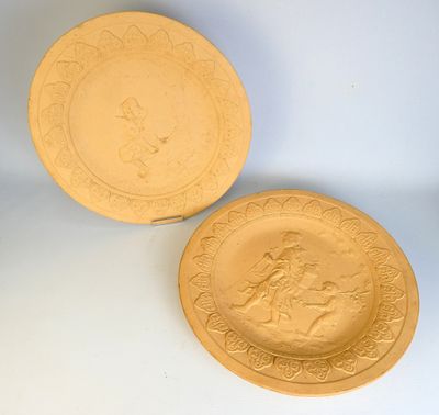 Paire de plats en terre cuite à décors en bas relief figuran…