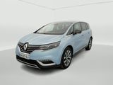 Une voiture bleue est garée dans une pièce blanche au sol blanc.