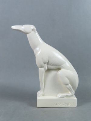 sculpture blanche représentant un oiseau perché sur un socle blanc