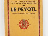 un vieux livre à la couverture rouge et jaune posé sur une surface blanche