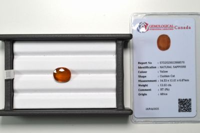 un gros plan d'un saphir orange dans un écrin
