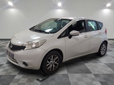 la photo d'une voiture blanche garée sur un sol en damier
