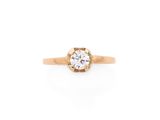 bague de fiançailles en or jaune ornée d'un diamant rond de taille brillant