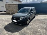 une camionnette grise garée devant une maison