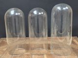 trois bouteilles en verre vides posées sur une table en bois