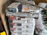 une pile de cartons et de paquets de papier toilette par terre