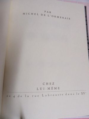 Quelqu'un tient un livre ouvert à une page sur laquelle figure l'image d'un chat.