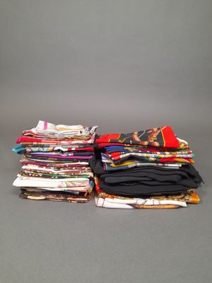 Lot de carrés et foulards principalement en matières synthét…