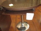 une table ronde avec un piètement en métal dans une pièce