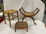 deux chaises et un tabouret posés sur une table dans une pièce