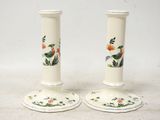 deux vases sur lesquels sont peints des oiseaux