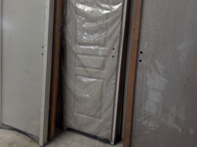 deux réfrigérateurs qui se trouvent dans un coin d'une pièce