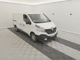 la photo d'une camionnette blanche garée dans un garage
