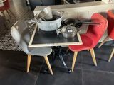 Plusieurs casseroles et poêles sont posées sur une table dans une cuisine.