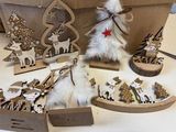toutes ces décorations de Noël qui sont posées sur la table