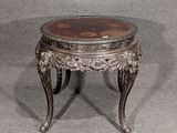 une table ancienne avec un plateau en marbre sur fond gris