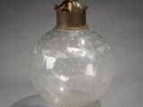 un vase en verre surmonté d'une couronne