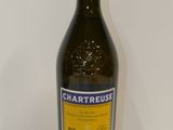 la bouteille de vin est posée sur la table à côté du mur