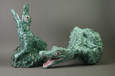 deux animaux en céramique assis l'un à côté de l'autre