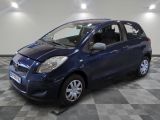 la photo d'une petite voiture bleue garée dans un garage