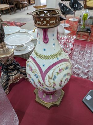 un vase posé sur une table dans une pièce