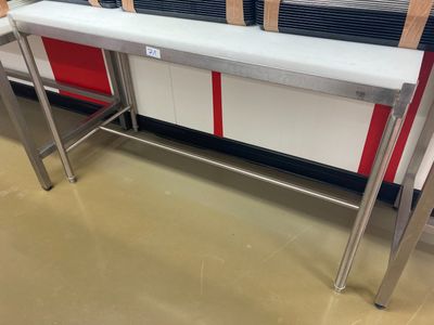 un comptoir blanc orné d'une bande rouge et blanche