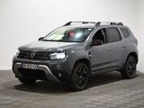 une photo d'une Dacia grise garée dans une pièce
