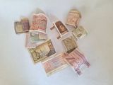 de nombreuses pièces de monnaie de différentes valeurs disposées sur la table