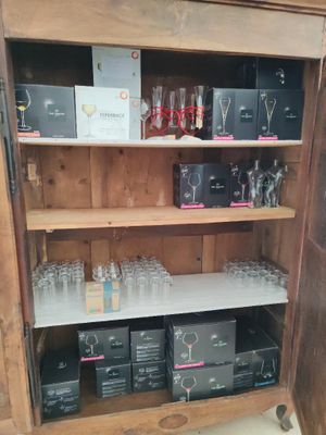 une armoire en bois sur laquelle sont posés des verres à vin