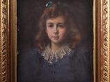 portrait d'une jeune fille en robe bleue, avec une fleur dans les cheveux