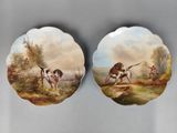 deux assiettes ornées d'une peinture représentant une scène de chasse