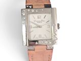 une image d'un gros plan d'une montre-bracelet sur un fond blanc