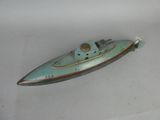 un bateau miniature posé sur une surface blanche