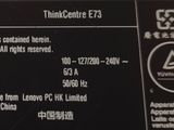 un gros plan de l'arrière d'un ordinateur portable Lenovo