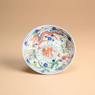 un bol orné d'un motif sur un fond beige