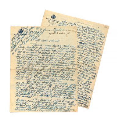 une lettre écrite à l'encre bleue sur une feuille de papier