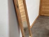 un miroir appuyé contre un mur dans une pièce