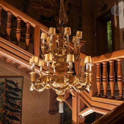 un lustre suspendu au plafond d'une maison