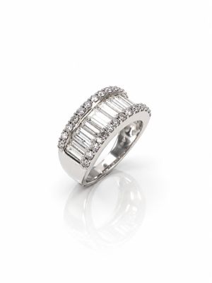 une bague en or blanc sertie de diamants taille baguette et de diamants