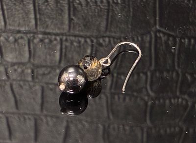 une paire de boucles d'oreilles sur une surface noire