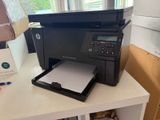 une imprimante posée sur une table