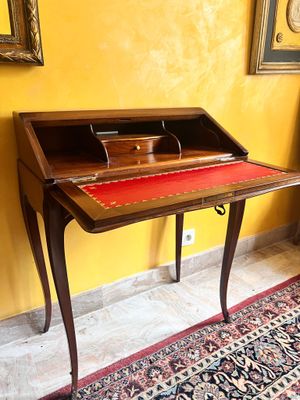 un bureau en bois avec un plateau rouge et un tapis rouge