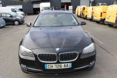 une photo d'une BMW noire garée sur un parking