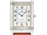 gros plan d'une montre sur fond blanc avec un bracelet marron