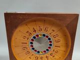 une horloge en bois avec un cadran et des chiffres dessus